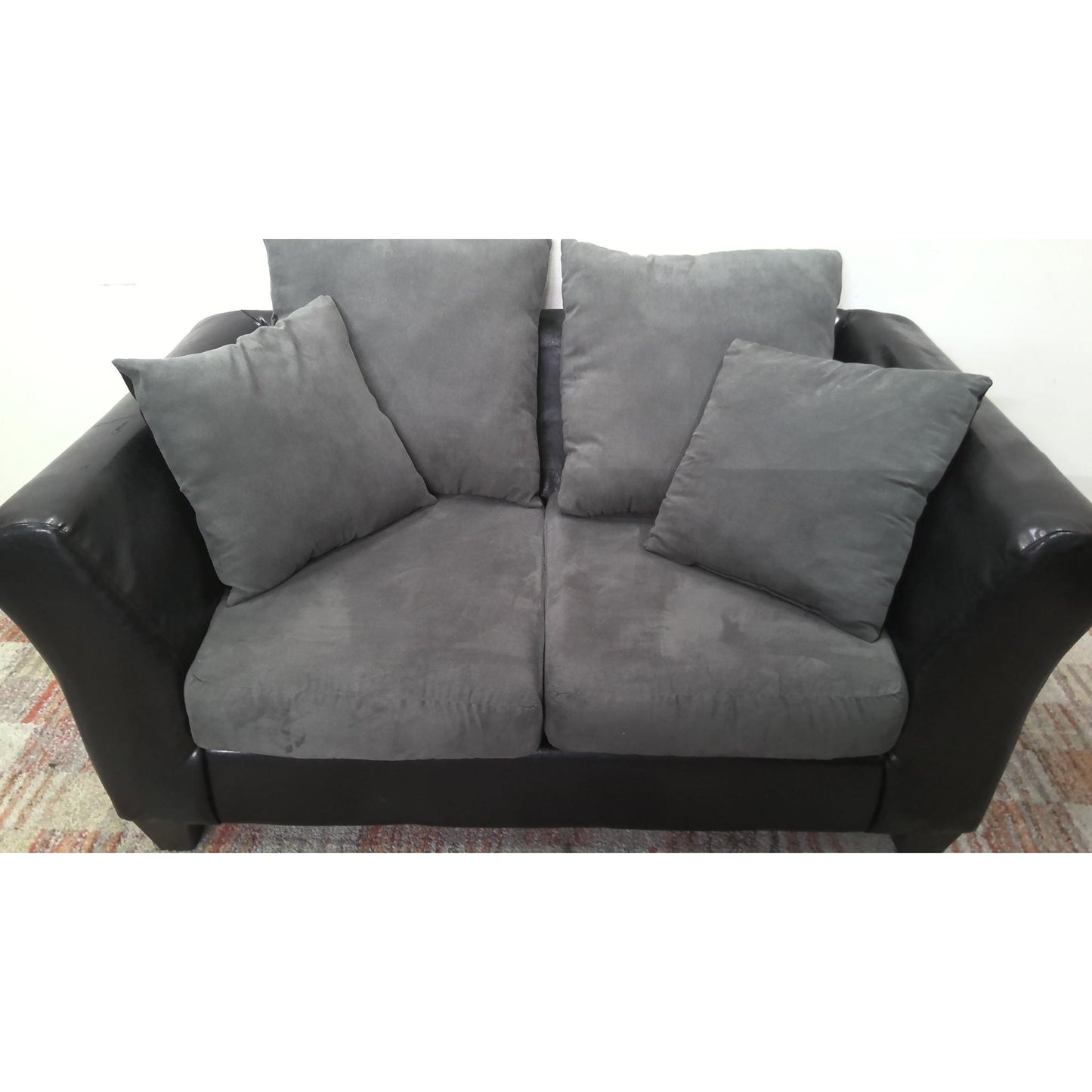 62" Black & Graphite Loveseat