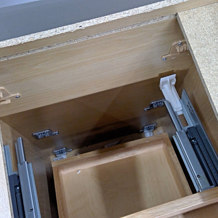 18" White 3-Drawer Base Cabinet (Missing Drawer Hardware)